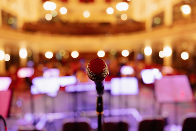 Evento corporativo con escenario y pantallas